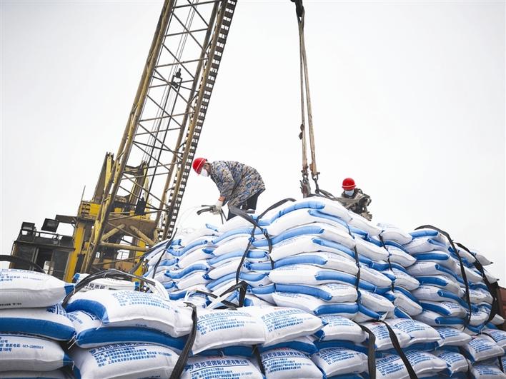 宜昌港务集团枝城港助力农业生产